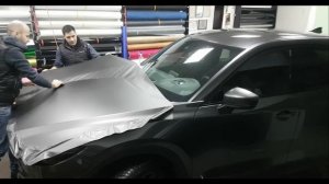 Оклейка капота пленкой. Как это происходит.