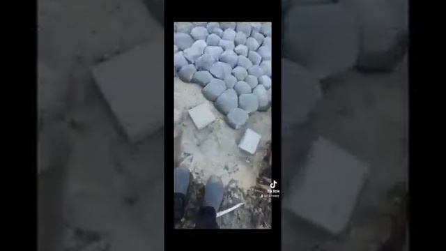 видео просмотрело более чем 30 мл.Имитация камня ,тротуарная дорожка своими руками смотреть онлайн