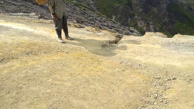 Ijen Crater tour at East Java Indonesia смотреть онлайн