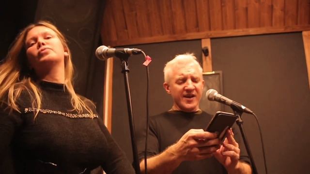 Павел и Алеся Боженовы репетируют новую свою новую песню смотреть онлайн