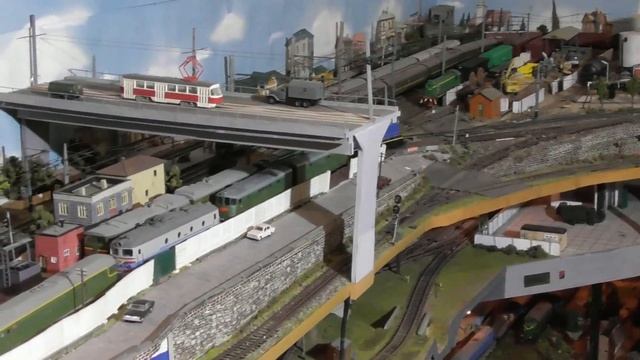 Электровоз ВЛ23 с составом полувагонов на домашнем макете СЖД. Масштаб НО 1.87 смотреть онлайн