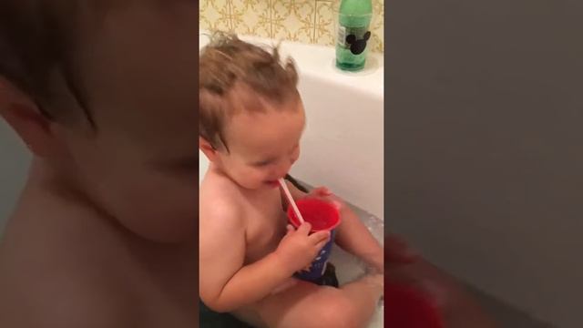 10/7/16 - Logan's first time blowing bubbles смотреть онлайн