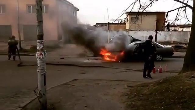 Загорелся Audi 100 на ул. Тихорецкой в Калининграде 9.04.16 смотреть онлайн