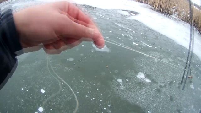 Зимняя рыбалка на косынку, экраны (флажки, телевизов). Карась на льду 2018. смотреть онлайн