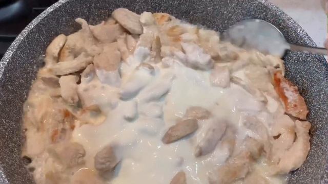 Сочная куриная грудка в сметане и специях на ужин\Juicy chicken breast in sour cream and spices смотреть онлайн