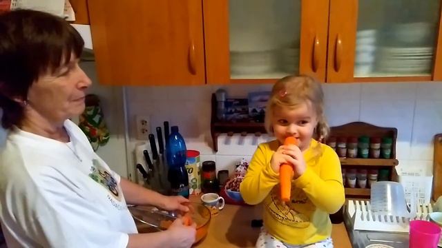 Dorotka zpívá na mikrofon смотреть онлайн