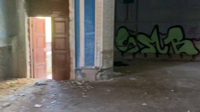 Заброшенный кинотеатр в Гаграх, напротив колоннады. Очень просто попасть в здание. смотреть онлайн