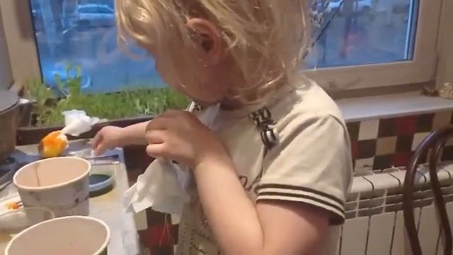 Как покрасить яйца в салфетке? Окрашивание ватными палочками пищевой краской смотреть онлайн