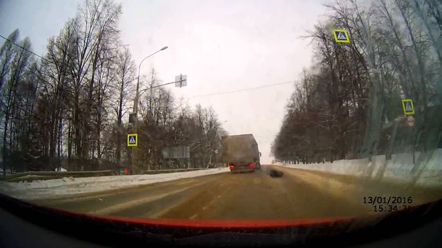 Пешеход чудом не попал под колёса фуры смотреть онлайн