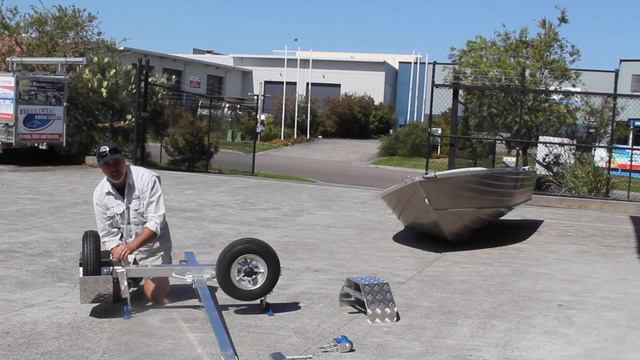 Folding Trailer & Outboard Motor Trolley - Assembly || Boathoist Loading Systems смотреть онлайн