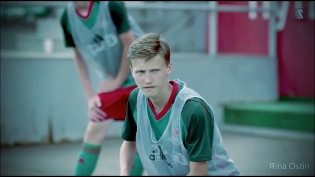 Девушка из многодетной семьи и подающий надежды футболист смотреть онлайн