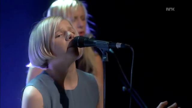 AURORA - Runaway (Live At Lindmo, 07.02.2015)