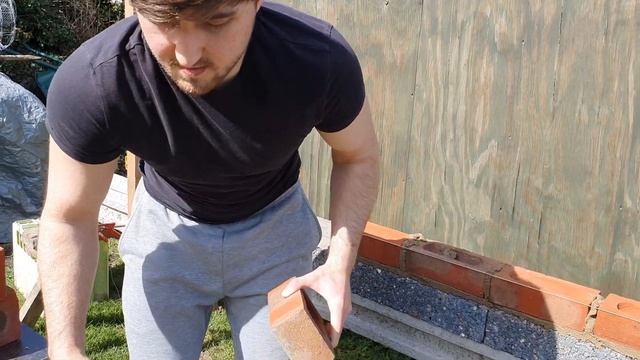 OLD BOY bricklayer teaches beginner how to lay to a line смотреть онлайн