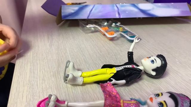 СуперЛиса ENCHANTIMALS Танцы на льду из коллекции "Снежная долина" Распаковка и обзор. смотреть онлайн