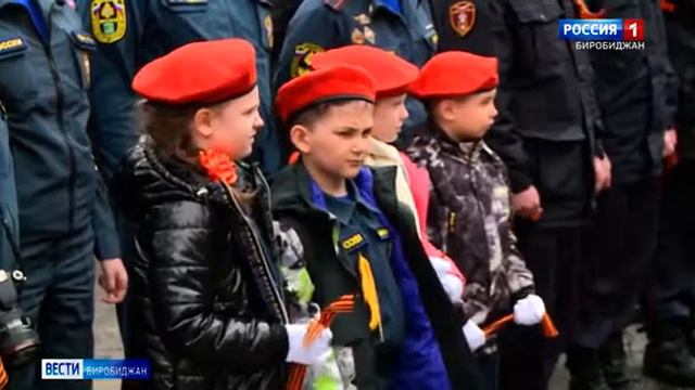 К акции «Георгиевская ленточка» присоединились сотрудники и кадеты МЧС России смотреть онлайн