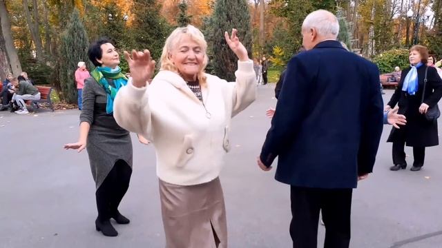 ОДНА КАЛИНА!???/ТАНЦЫ В ПАРКЕ ГОРЬКОГО ХАРЬКОВ ОКТЯБРЬ 2021 смотреть онлайн