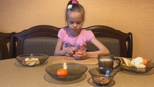 Маша готовит вкусный и полезный фруктовый салат смотреть онлайн