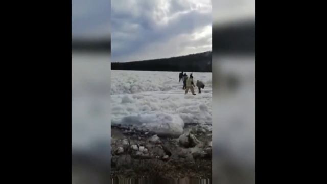 Четверых подростков, дрейфующих на льдине, спасли в якутском Томмоте смотреть онлайн
