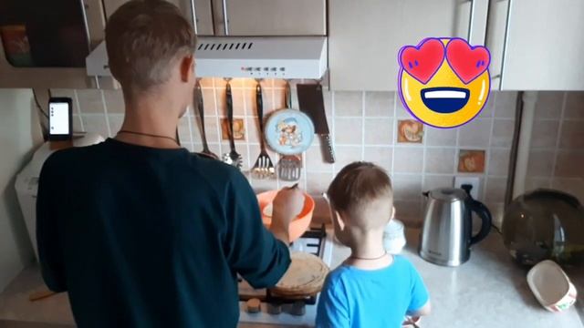 А как вы встречаете масленицу? Илюша с папой пекут блинчики! смотреть онлайн