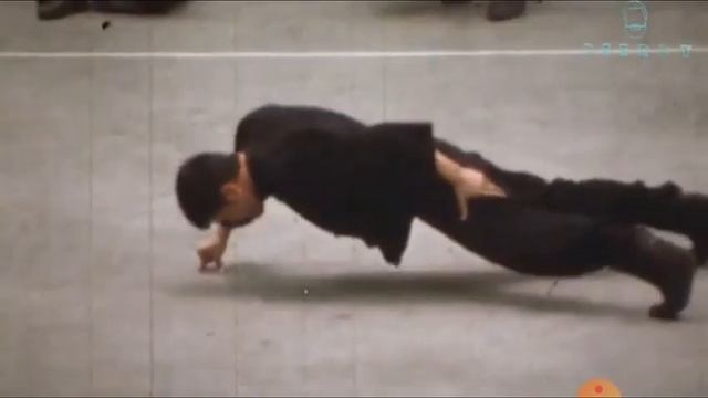 Отжимание-Брюса Ли на двух пальцах одной руки смотреть онлайн