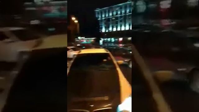 В Харькове жильцы дома, которым отключили свет, перекрыли проспект смотреть онлайн