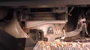 Замена салонного фильтра на Toyota Rav 4 2.2 diesel D-CAT 177 л.с. Replacement salon Filters