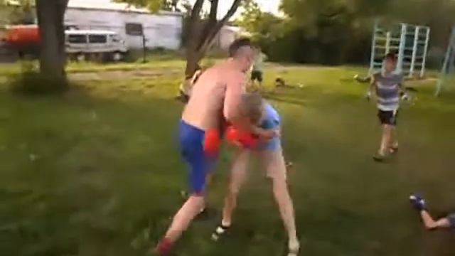 Один медведь противостоит целой стаи волков (игра с детьми ) смотреть онлайн