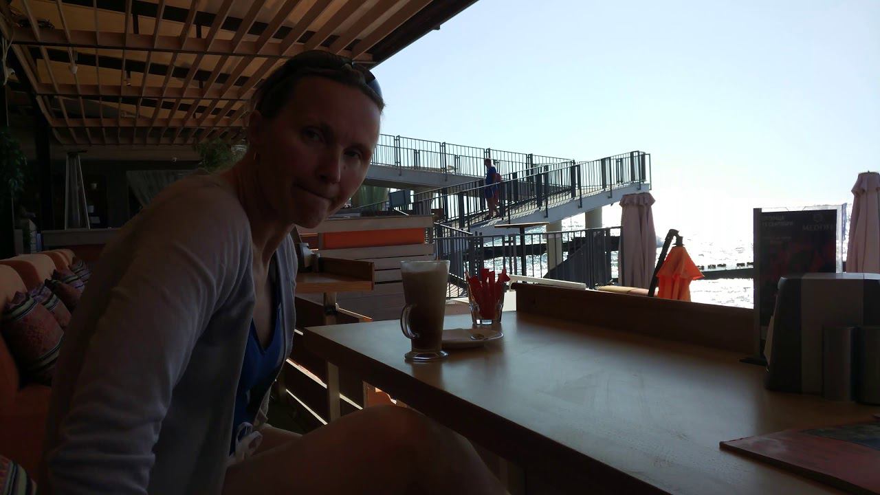 Чай по-турецки с айвовым вареньем и кофе с кедровыми орешками и сливками.