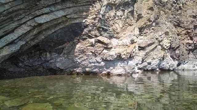 Горные породы на Байкале в виде арок -антиклинальные складки - известняк ,базальт ,гранит смотреть онлайн