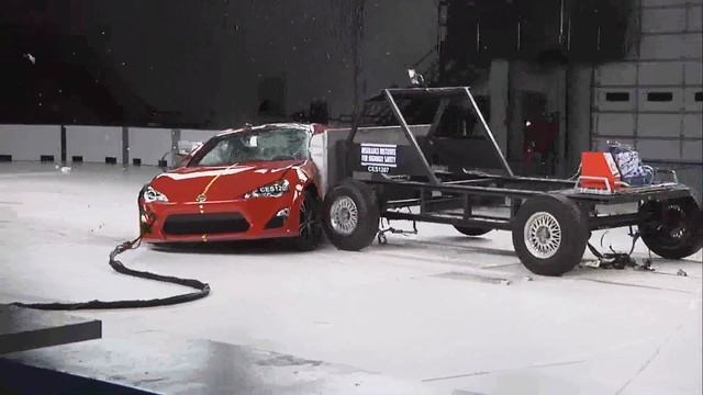 IIHS - 2013 Scion FR-S - frontal and side crash test / GOOD EVALUATION in both tests / смотреть онлайн
