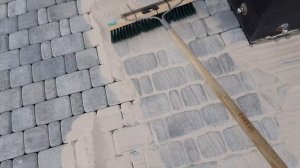 Затирка тротуарной плитки кварцевым песком.