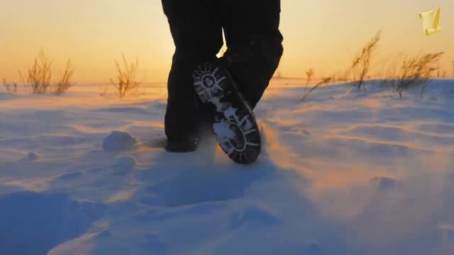 Как только гость лёг под шкуру, жена хозяина залезла к нему, для соблюдения одной из традиций смотреть онлайн