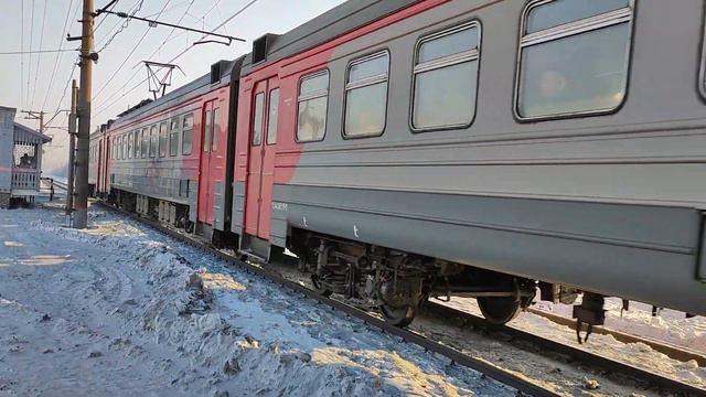 Электропоезд ЭД4М-0257 отправляется с о.п. Совхоз Бердский смотреть онлайн