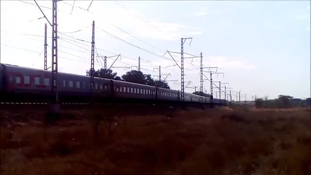 Электровоз ЭП1М-678 "Андрей Лесников" с поездом №354 Адлер-Пермь смотреть онлайн