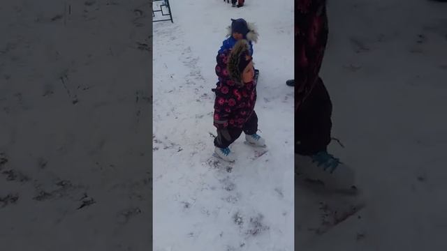 Двухполозные коньки.Ходим по площадке смотреть онлайн