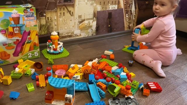|| СОФИ И МАМА СОБИРАЮТ LEGO DUPLO. ПАРК АТТРАКЦИОНОВ 10840 || смотреть онлайн