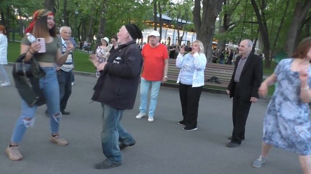 А ты прости меня,прости!!!Танцы в саду Шевченко,Харьков,май 2021. смотреть онлайн