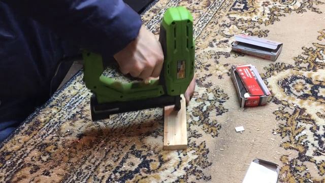 Обзор на электростеплер PRO CRAFT для гвоздей и скоб