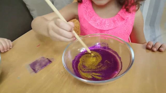 Делаем слайм ПЕРВЫЙ РАЗ! Что же у нас получится? Мария и Никос делают слайм своими руками смотреть онлайн