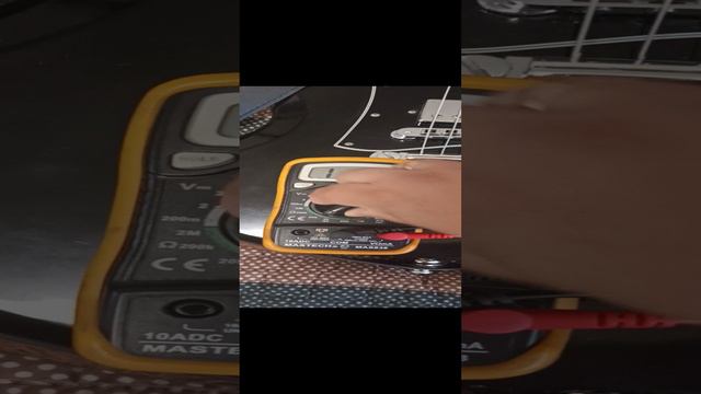 Как замерить сопротивление звукоснимателей на электрогитаре /простой способ!!! смотреть онлайн