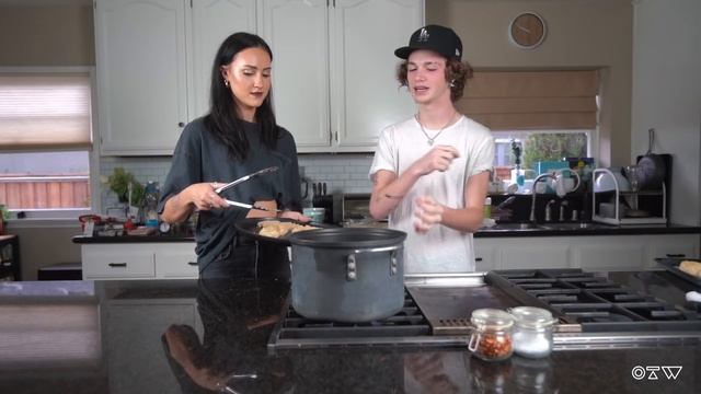 Making (Not Raw) Fried Chicken With payton | Bone Apple Tea смотреть онлайн