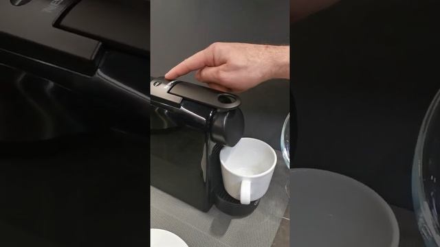 Кофемашина. Включение капсульной кофемашины Delonghi Nespresso Essenza EN85.BAE и капучинатора смотреть онлайн