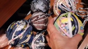 Что можно сделать из ненужных вещей  Квадратный коврик из старых вещей крючком