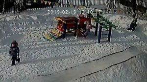 Девочка повесилась на детской площадке