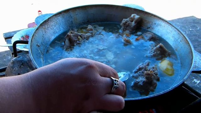 Русские щи в казане/Национальное блюдо/Деревенский обед смотреть онлайн