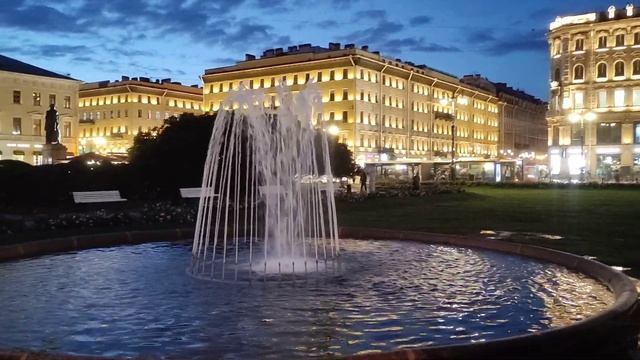 Фонтан на Казанской площади в Санкт-Петербурге, вид на Дом Зингера... смотреть онлайн