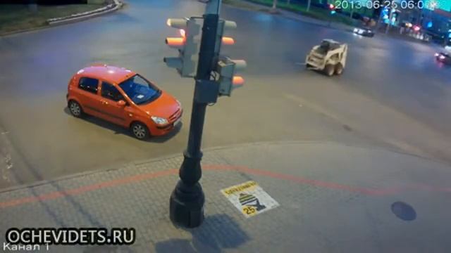 погрузчик протаранил авто!! смотреть онлайн