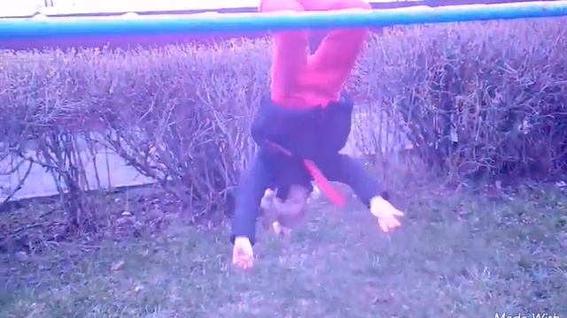 Кувырки и трюки на турниках, и колесо