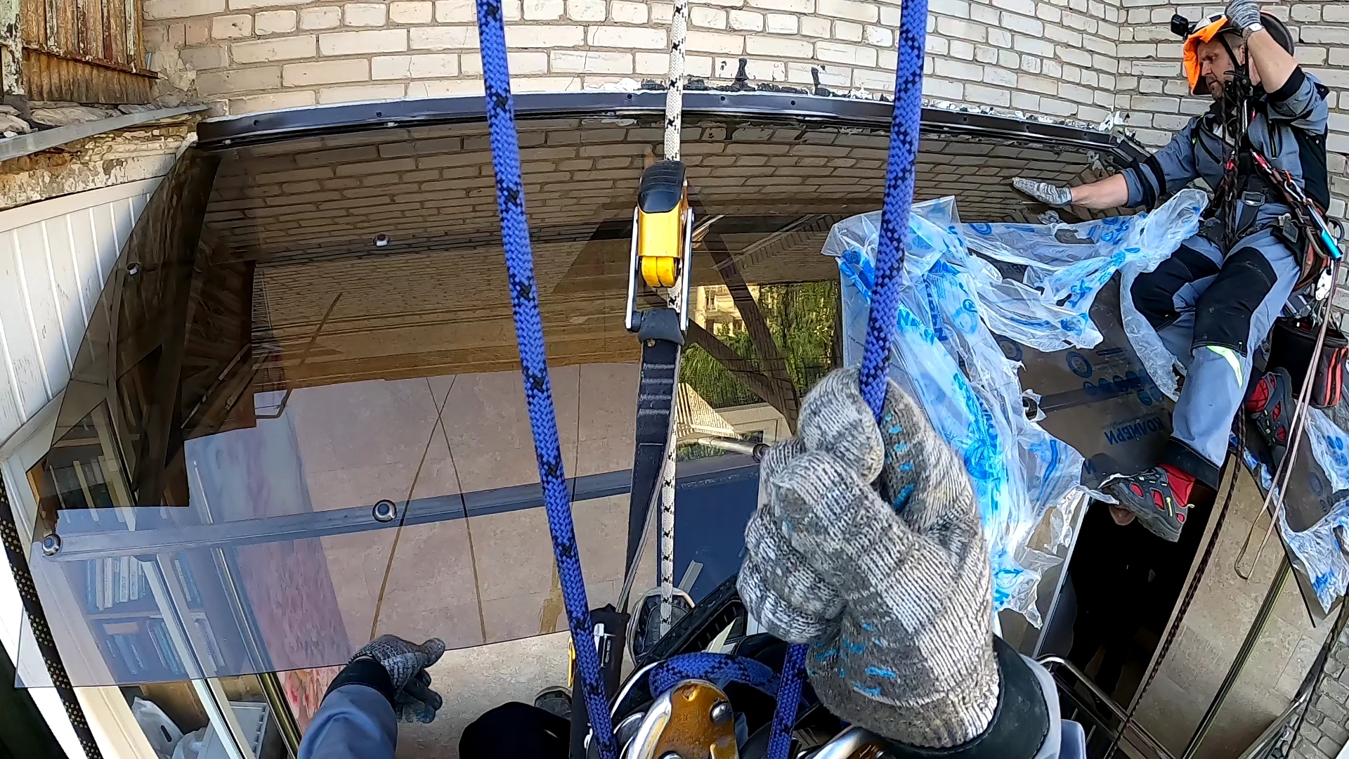 Монолитный поликарбонат для балкона, установка промышленными альпинистами. смотреть онлайн