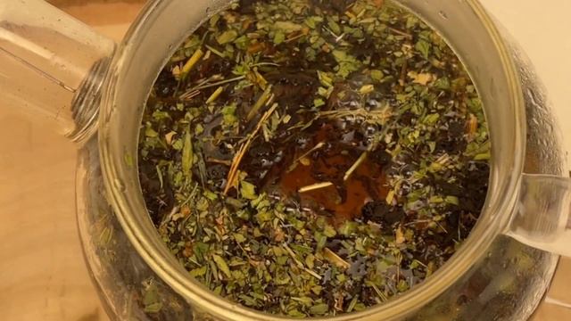 ЗАВАРИВАЕМ ЧЕРНЫЙ ЧАЙ С МЕЛИССОЙ И МЯТОЙ смотреть онлайн